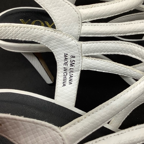 XOXO LILIANA WHITE EMBOSSED REPTILE SANDALS - Picture 8 of 11